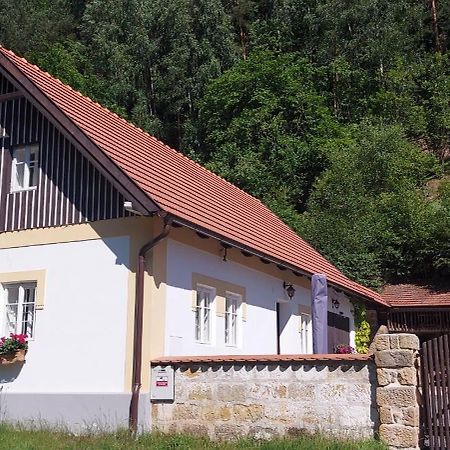 Hlucov Lesni Chalupa Kokorin Luaran gambar