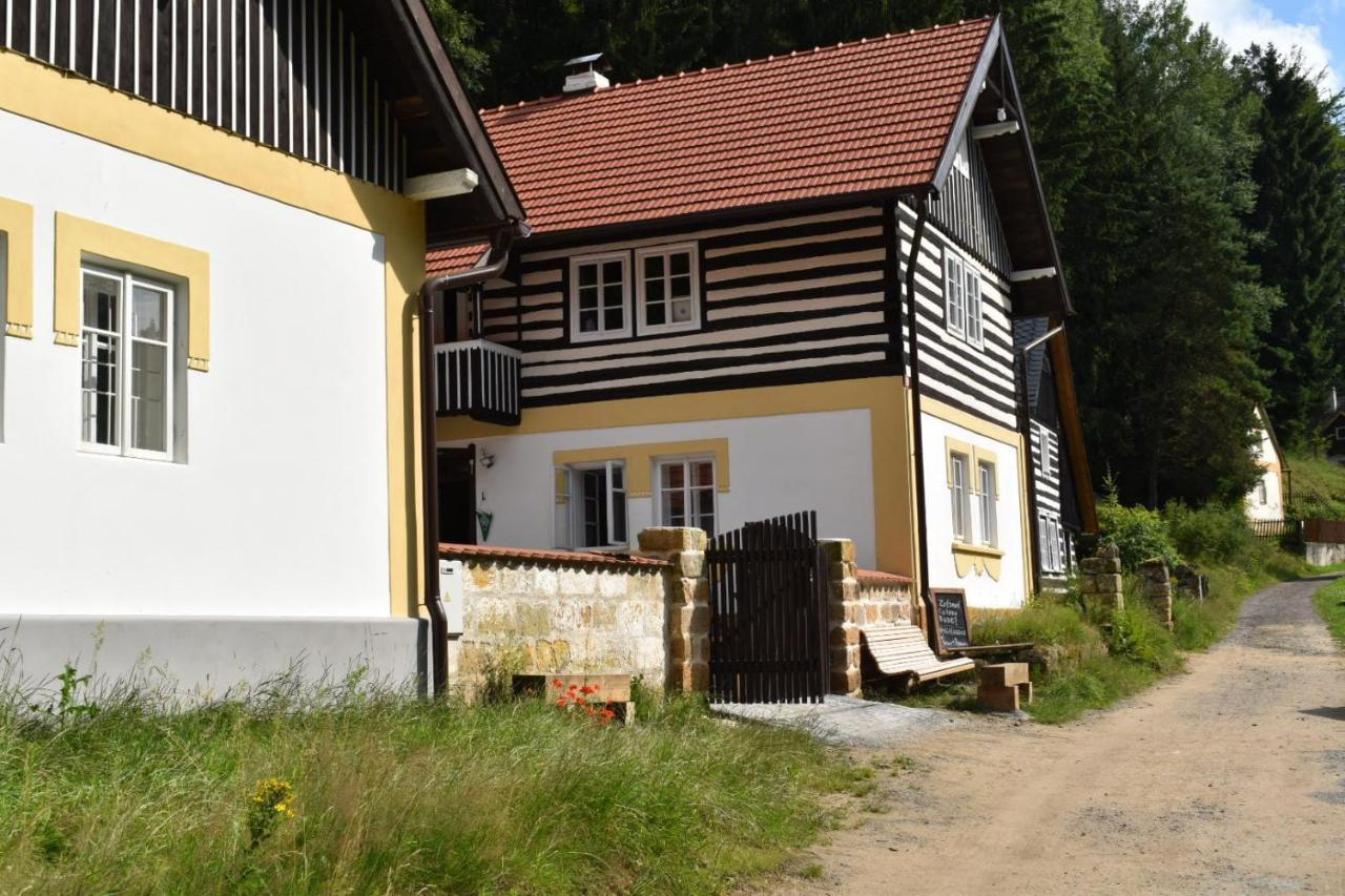 Hlucov Lesni Chalupa Kokorin Luaran gambar