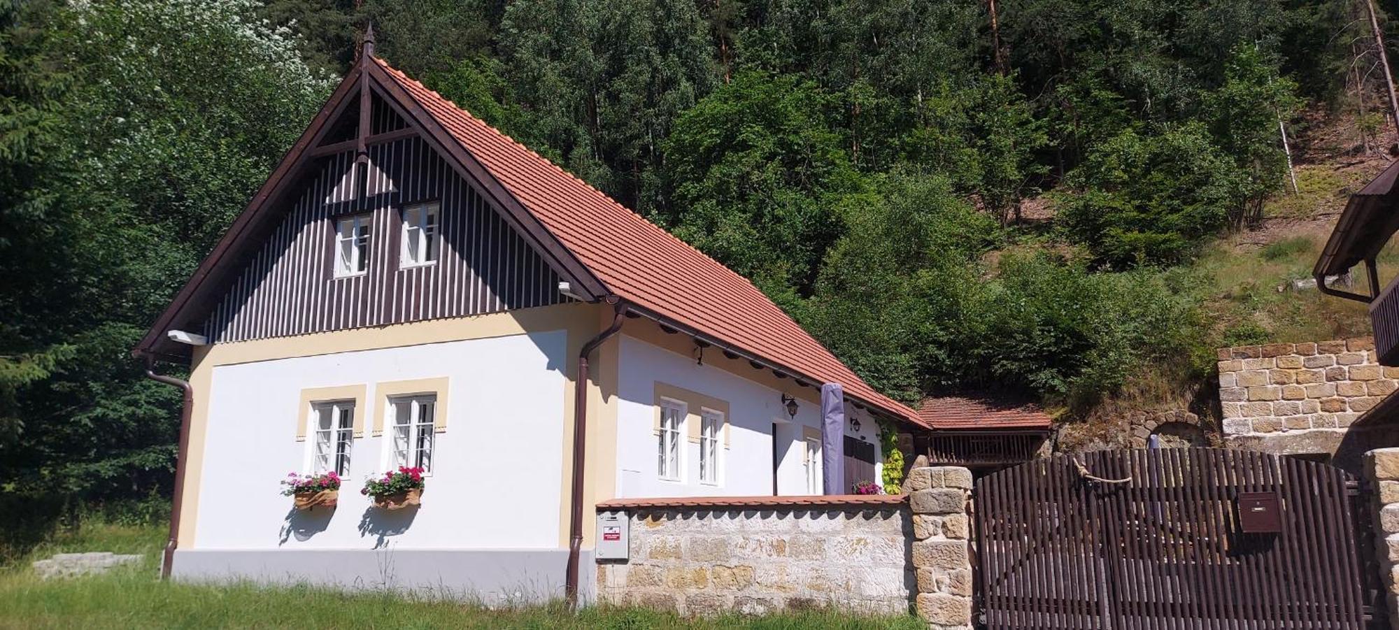 Hlucov Lesni Chalupa Kokorin Luaran gambar